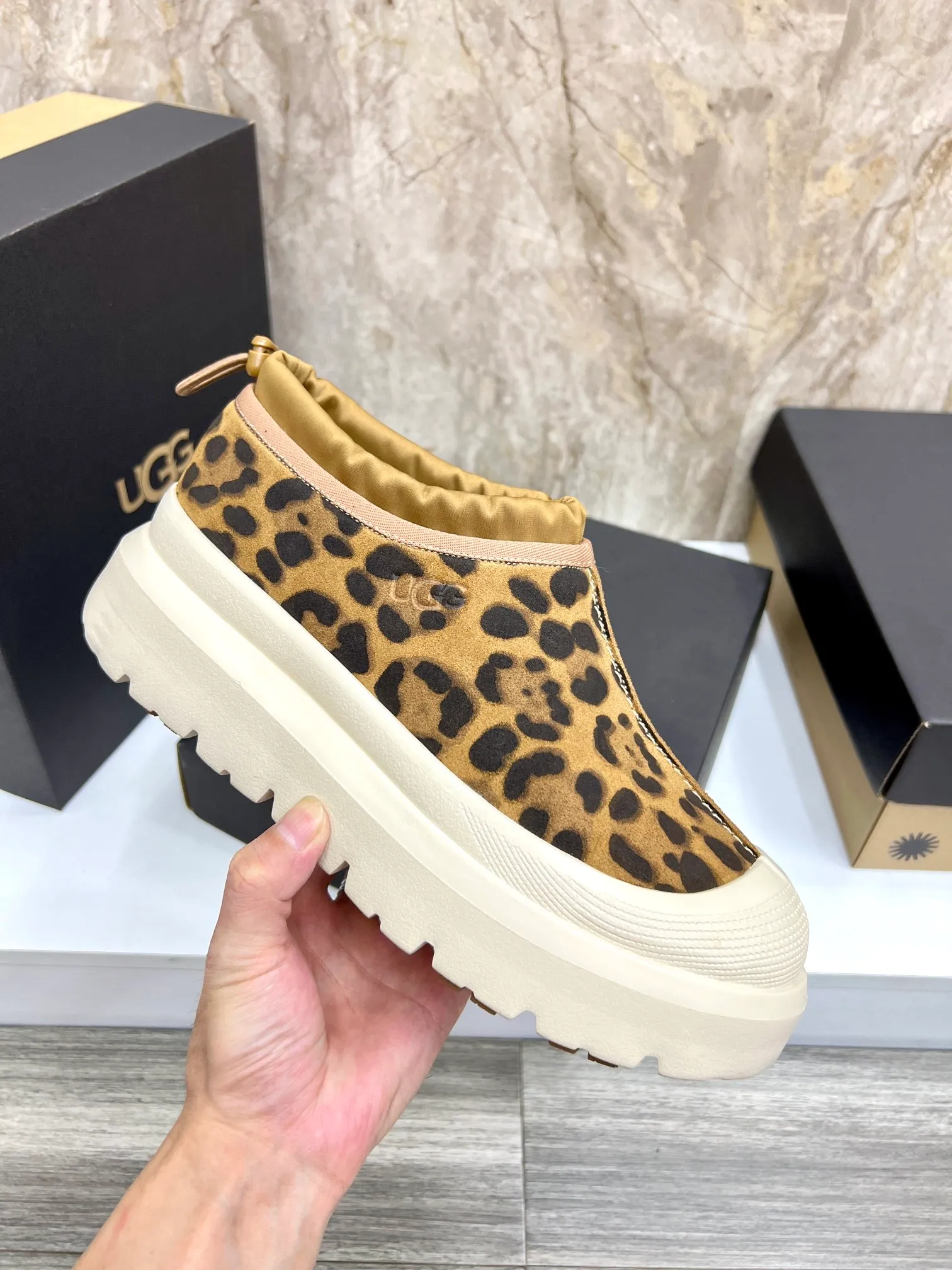 Men's men's shoes💰: 💰540💰Couple model👫 UGG Tasman Weather Hybrid one-second snow boots👢 Wang Yibo's same 👏 classic Tasman shoe is designed with environmentally friendly waterproof and snowproof material, which is both fashionable and functional. At the same time, it is paired with the new UGG Keen furry color-blocked jacket. Bright orange and maroon collide to create a new light outdoor style and open up a new travel experience in early autumn! Using the best materials, the 17mm fur-integrated surface is warmer and more breathable, and the outsole is upgraded to a lightweight and wear-resistant light wing technology outsole! Size: Women’s size 35-40 / Men’s size 38–44 (45 customized) Official website color